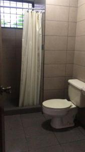 une salle de bain avec toilettes et douche dans l'établissement Otro Yoses, à Los Yoses