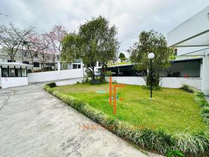 une pelouse devant un bâtiment dans l'établissement Otro Yoses, à Los Yoses