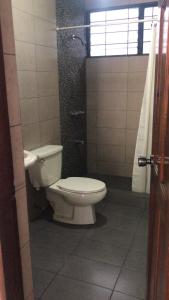 une salle de bain avec toilettes et douche dans l'établissement Otro Yoses, à Los Yoses 24 autres photos