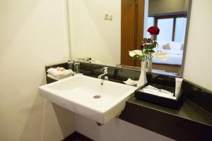 Bilik mandi di Samara Resort