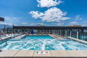 Kolam renang di atau dekat dengan Best Amenities Pool Htub Gym Pking Downtown Views