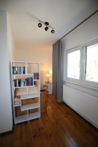 a room with a book shelf and a window at Goethe59 in Hohen Neuendorf