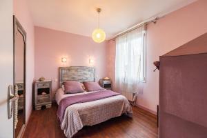 Ένα ή περισσότερα κρεβάτια σε δωμάτιο στο Appartement douillet et reposant- Proche Plages et commerces