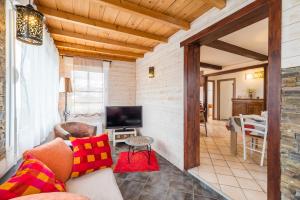 un salon avec un canapé et une télévision dans l'établissement Appartement douillet et reposant- Proche Plages et commerces, à Trégastel