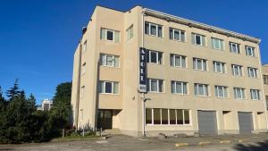 un edificio con un cartello sul lato di Atoll KV a Maardu