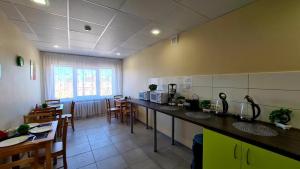 una cucina con bancone, tavolo e sedie di Atoll KV a Maardu