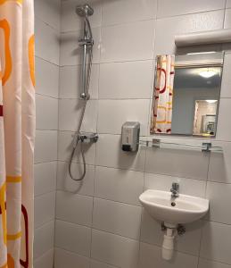 un bagno con lavandino e doccia di Atoll KV a Maardu