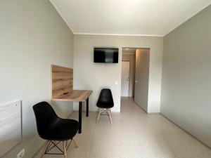 Camera con scrivania, 2 sedie e TV di Atoll KV a Maardu