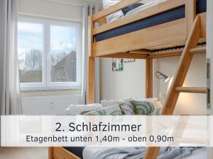 Cette chambre dispose de lits superposés et d'un canapé. dans l'établissement Lotsenglück Fehmarn, Nähe Hafen Burgstaaken, perfekt für Familien & Paare, à Burg 24 autres photos