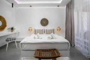 Ένα ή περισσότερα κρεβάτια σε δωμάτιο στο Calma Luxury Studios & Suites