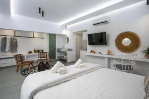 Ένα ή περισσότερα κρεβάτια σε δωμάτιο στο Calma Luxury Studios & Suites