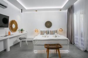 Μια τηλεόραση ή/και κέντρο ψυχαγωγίας στο Calma Luxury Studios & Suites
