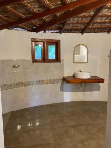 Ένα μπάνιο στο Banyan Beach Cottage SRI LANKA