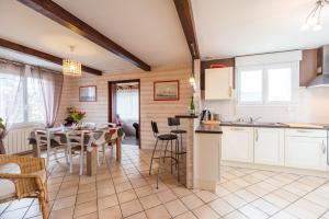 une cuisine et une salle à manger avec une table et des chaises dans l'établissement Appartement douillet et reposant- Proche Plages et commerces, à Trégastel