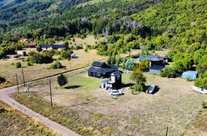 una vista aerea di una casa in montagna di Complejo KUPAL a Lolog Altre 19 foto