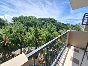 达沃市MH's Crib at Camella Northpoint的以及享有树木景致的阳台。