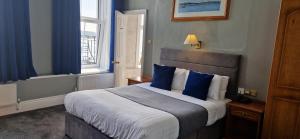 Llit o llits en una habitació de Commodore Hotel