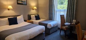 Llit o llits en una habitació de Commodore Hotel