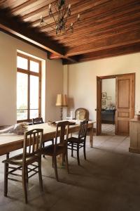 Un comedor con mesa y sillas en Chateau Gioux, en Saint-Pierre-Bellevue