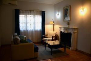 门多萨Arístides Azul的带沙发和壁炉的客厅