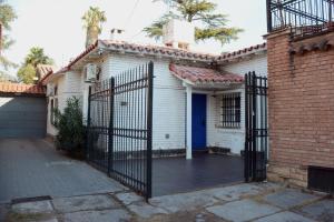 a house with a gate in front of it at Arístides Azul in Mendoza