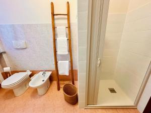 a bathroom with a toilet a sink and a shower at L' altro nido in San Genesio ed Uniti