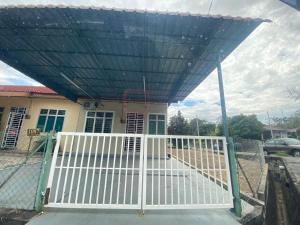 Markierung über einem weißen Tor vor einem Haus in der Unterkunft Homestay Rumoh Mok in Jitra