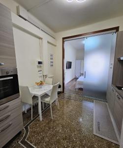 Η κουζίνα ή μικρή κουζίνα στο APPARTAMENTO MARASSI
