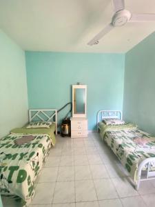 Ένα ή περισσότερα κρεβάτια σε δωμάτιο στο Guest House Gunung Jerai
