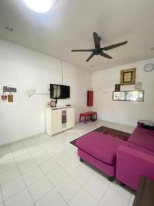Μια τηλεόραση ή/και κέντρο ψυχαγωγίας στο Guest House Gunung Jerai