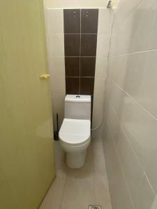 ein kleines Bad mit WC in einer Kabine in der Unterkunft Homestay Rumoh Mok in Jitra