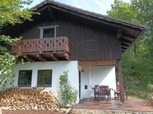 una pequeña casa con balcón en la parte superior en Burgberg Schöllnstein, en Iggensbach