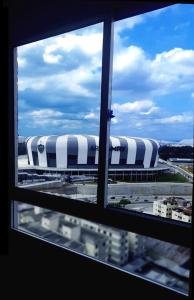 een raam met uitzicht op een luchthaven bij Prático Viena - Free Parking - 24 hour doorman in Parque Industrial