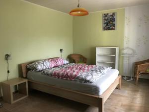 GutowにあるAm Ankerのベッドルーム(ベッド1台、テーブル、ランプ付)