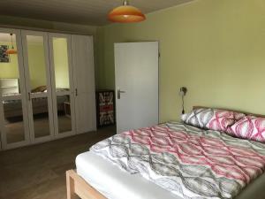 GutowにあるAm Ankerのベッドとガラスの引き戸のある寝室