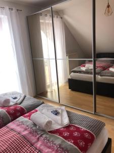 two beds in a room with a mirror at Konnis FerienHaus in Speichersdorf