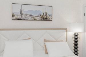 ein Schlafzimmer mit einem Bett mit einem Bild an der Wand in der Unterkunft South Oakville Bliss Haven in Oakville