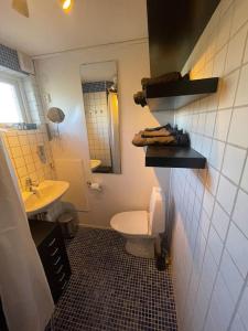 Ένα μπάνιο στο AC och nära sjö, fri parkering och städ,Wifi 100 mbit