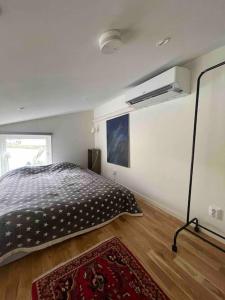 Ένα ή περισσότερα κρεβάτια σε δωμάτιο στο AC och nära sjö, fri parkering och städ,Wifi 100 mbit +8 φωτογραφίες