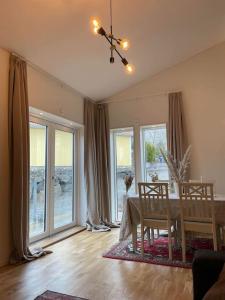 Photo de la galerie de l'établissement AC och nära sjö, fri parkering och städ,Wifi 100 mbit, à Floda 8 autres photos