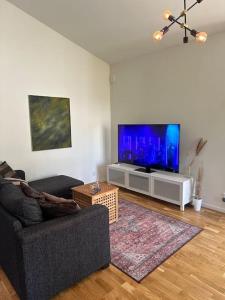 Μια τηλεόραση ή/και κέντρο ψυχαγωγίας στο AC och nära sjö, fri parkering och städ,Wifi 100 mbit