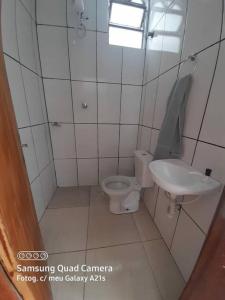 um pequeno banheiro com um vaso sanitário e uma pia em Casa Nova em Barreiro mais 10 fotografias