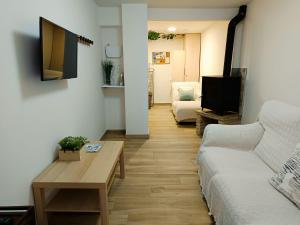 una sala de estar con un sofá y una mesa en Alojamiento "Destino Cazorla", en Cazorla