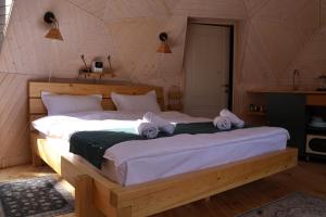 Postel nebo postele na pokoji v ubytování Glamping EmeralD