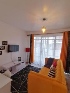 TV a/nebo společenská místnost v ubytování Classy Studio Apartment racecourse Gardens