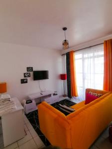 TV a/nebo společenská místnost v ubytování Classy Studio Apartment racecourse Gardens