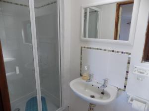 Koupelna v ubytování Protea Guest House + 37 fotografií