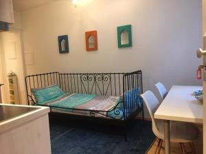 a small bed in a kitchen with a table and chairs at Ferienwohnung in der Innenstadt in Leutkirch im Allgäu
