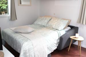 a small bed in a room with a table at Le Petit Saint Trophime in Saint-Rémy-de-Provence