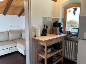 ein Zimmer mit einem Tisch mit Kaffeemaschine und einer Couch in der Unterkunft Ferienwohnung #3 Harzblick mit Sauna in Oberwössen